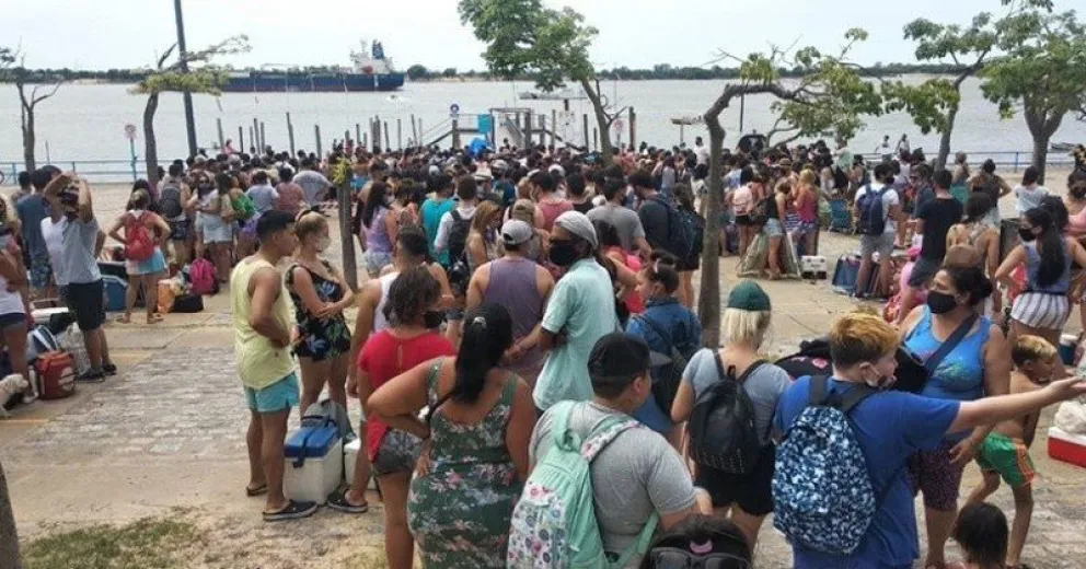 Miles de rosarinos rompieron el distanciamiento social en la costa