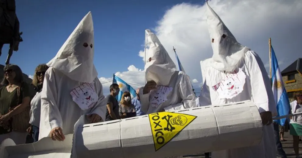 Fuerte repercusión nacional y repudio a los manifestantes vestidos del Ku Klux Klan en Bariloche