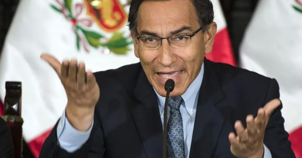 Destituyen al presidente de Perú por aceptar sobornos