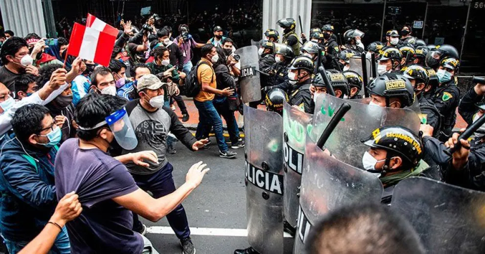 Protesta y represión luego de la destitución de Vizcarra