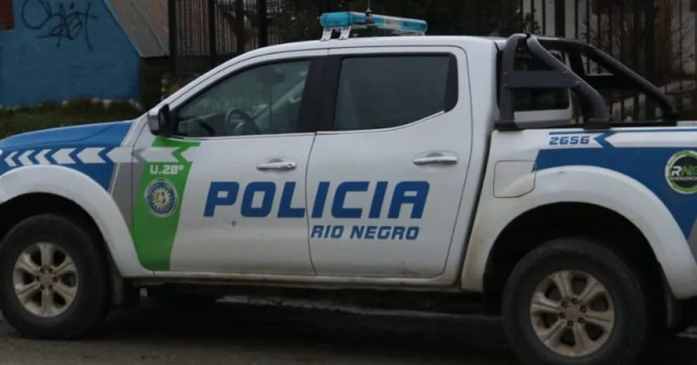 Pasado de copas, le tiraba piedras a las casas