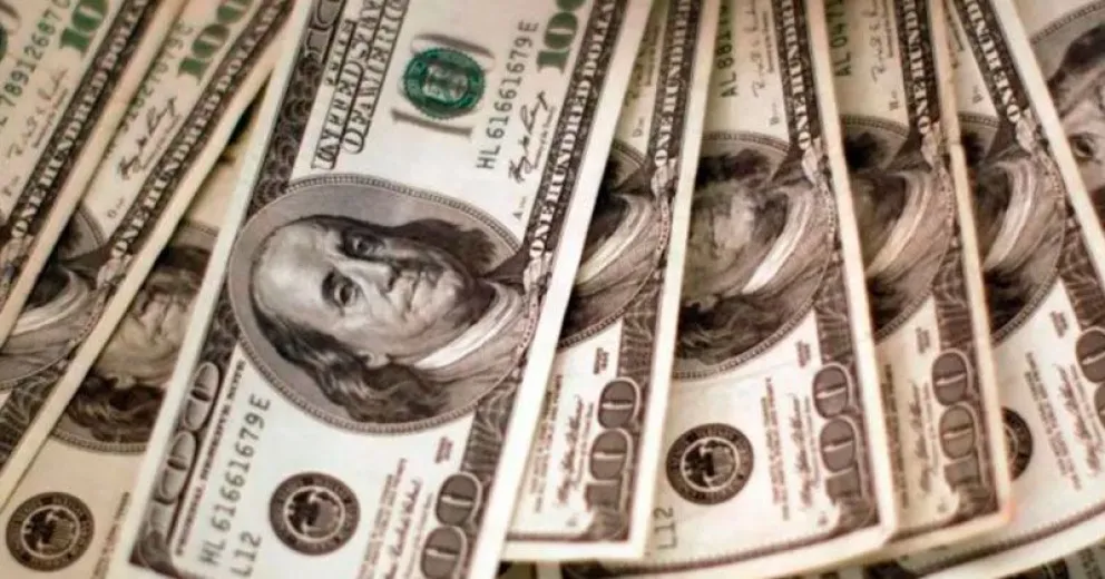 Para el dólar paralelo el 13 no es yeta y llegó a 162 pesos