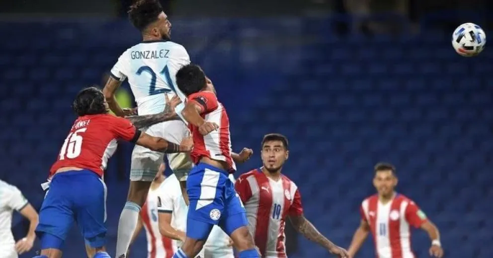 En un duelo bravo y con polémicas, Argentina empató 1-1 con Paraguay
