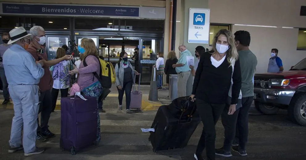 Foto archivo. La llegada del primer vuelo comercial en pandemia.