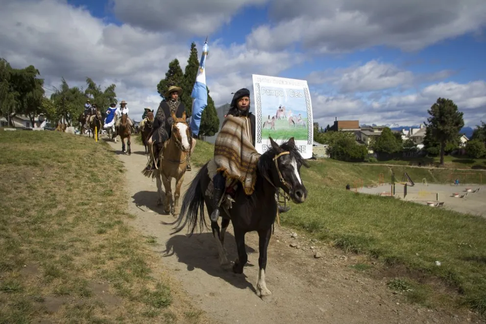Celebrando el Día de la Tradición flameó por primera vez la celeste y blanca en el velódromo