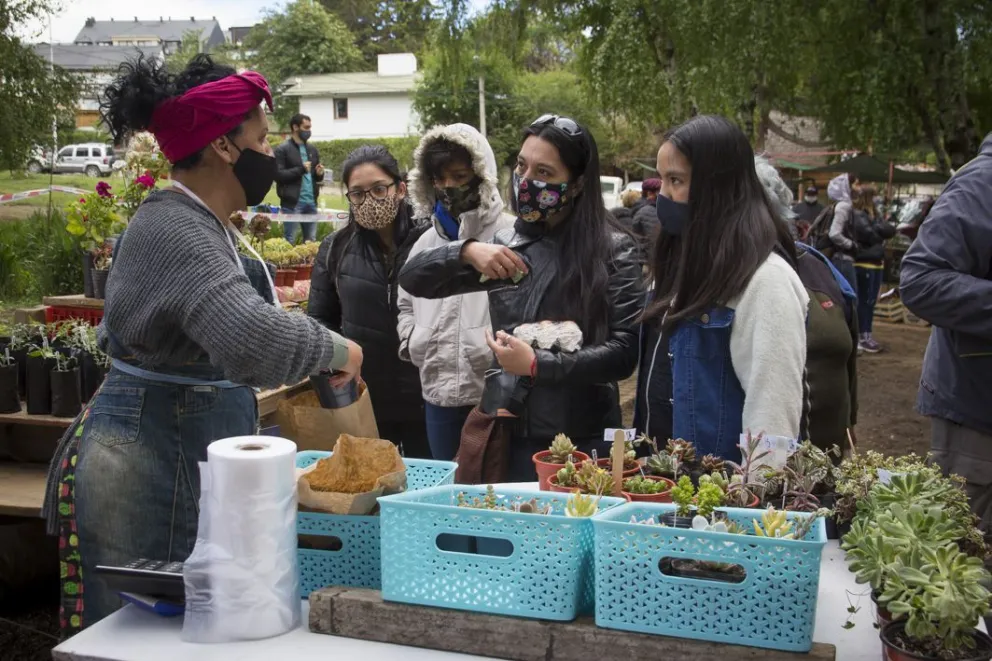 Volvió la feria de la plaza Belgrano con gran asistencia de vecinos