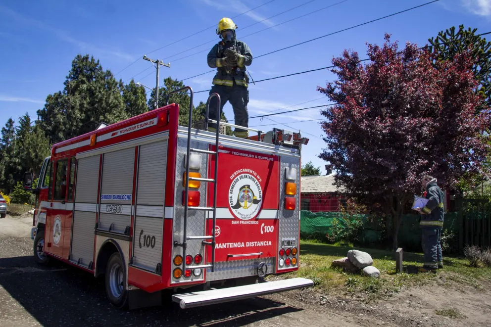 Estaba haciendo un asado y las brasas afectaron el techo de su vivienda