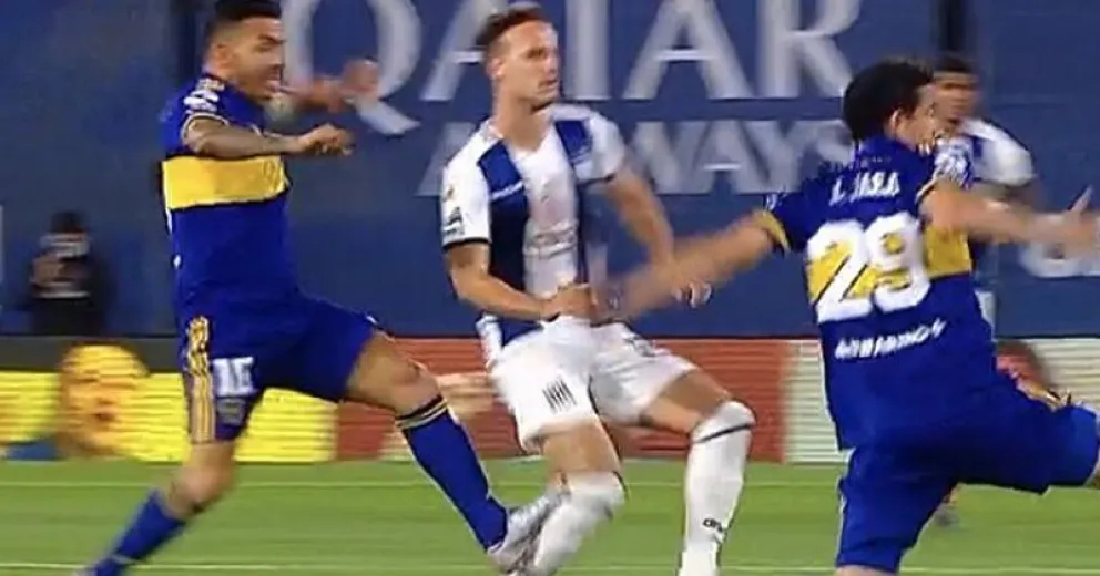 Tevez habló sobre la jugada del planchazo criminal a Pochettino