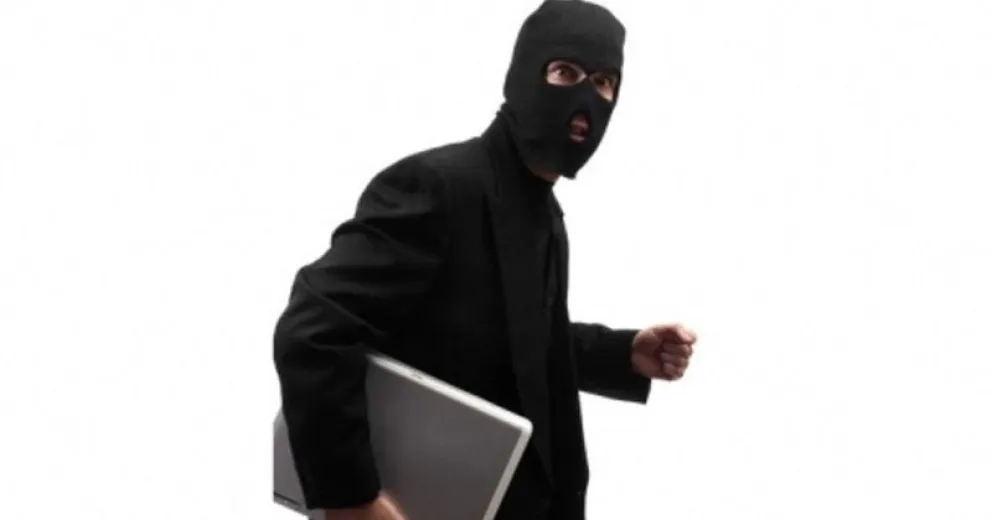 Le vendió a la policía una computadora robada   