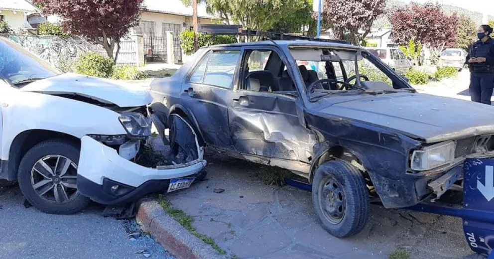 Conductor protagonizó un choque, abandonó su auto y se dio a la fuga