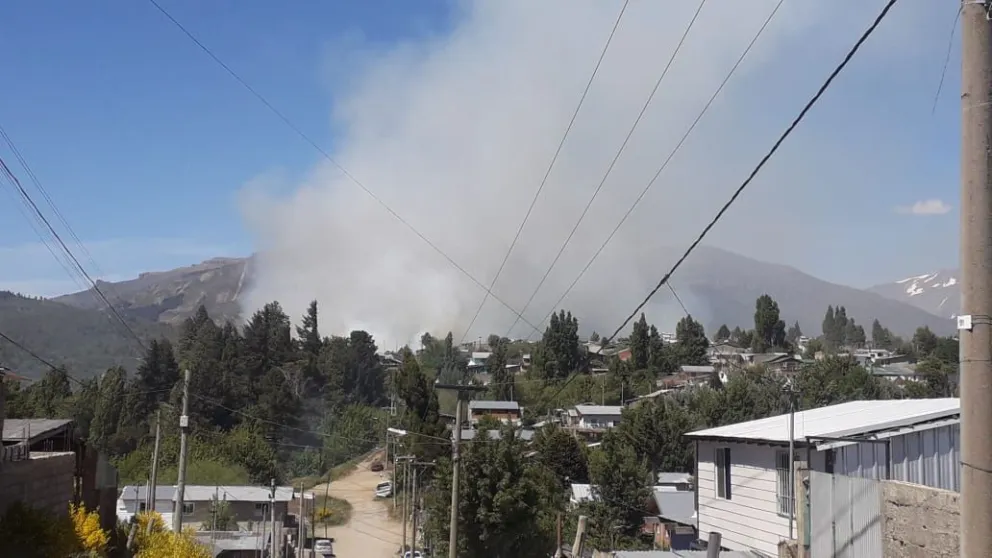 Con hidrantes y un gran operativo lograron controlar el incendio de la Barda