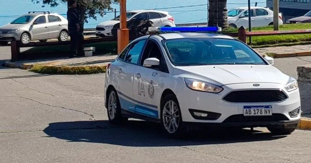 Se probó una campera, le quedaba bien pero "olvidó" que debía pagarla