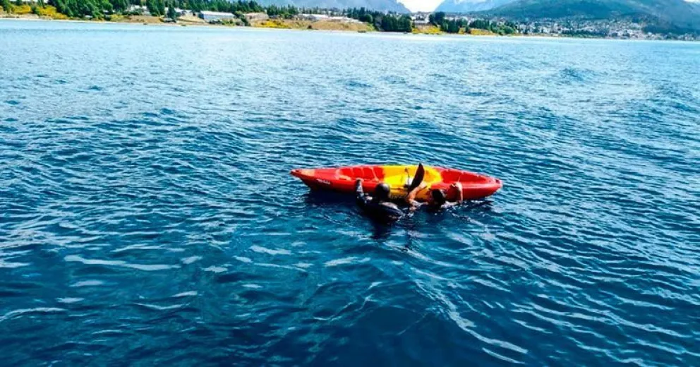 Se le dio vuelta el kayak y tuvo principio de hipotermia