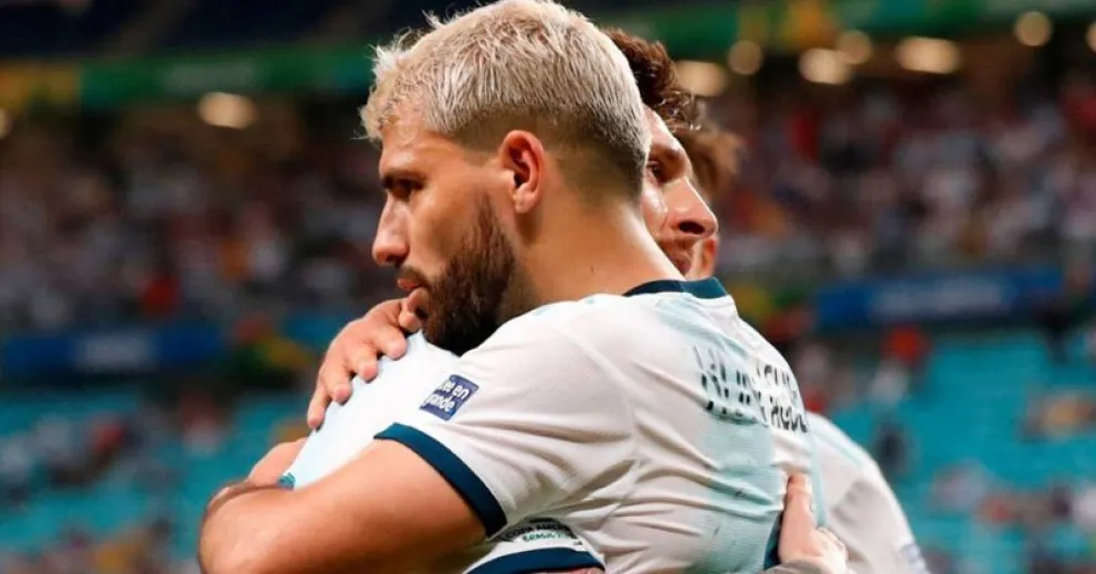 Barcelona buscaría al Kun Agüero para retener a Messi