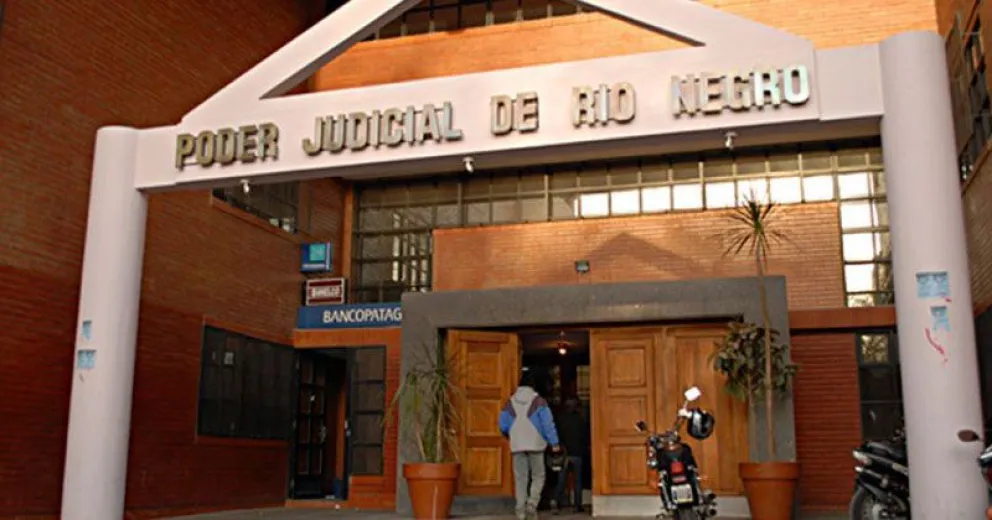 Obra social obligada a proveer a paciente de una prótesis de rodilla específica