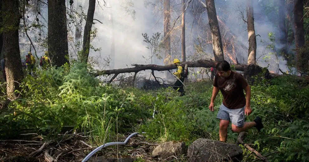 Una explosión precedió al incendio de un galpón en el lago Gutiérrez