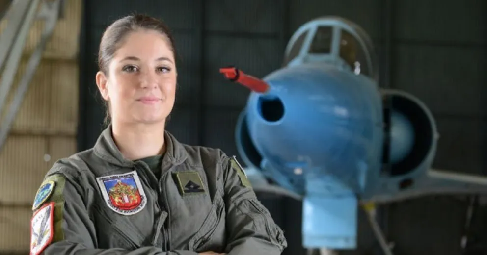 Egresó la primera mujer piloto de combate en Argentina