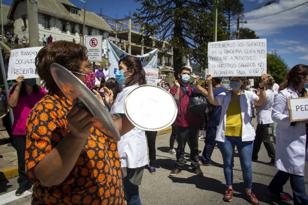 Tras la suspensión de la reunión con provincia, el personal de salud salió masivamente a la calle