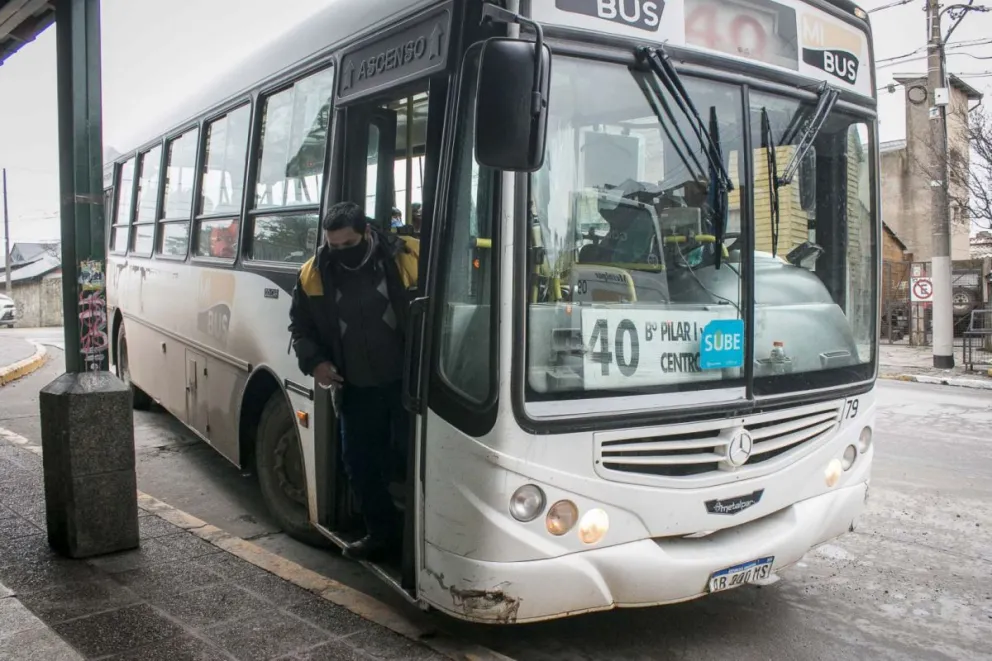 Choferes reunidos en asamblea deciden la retención o no de servicio de transporte