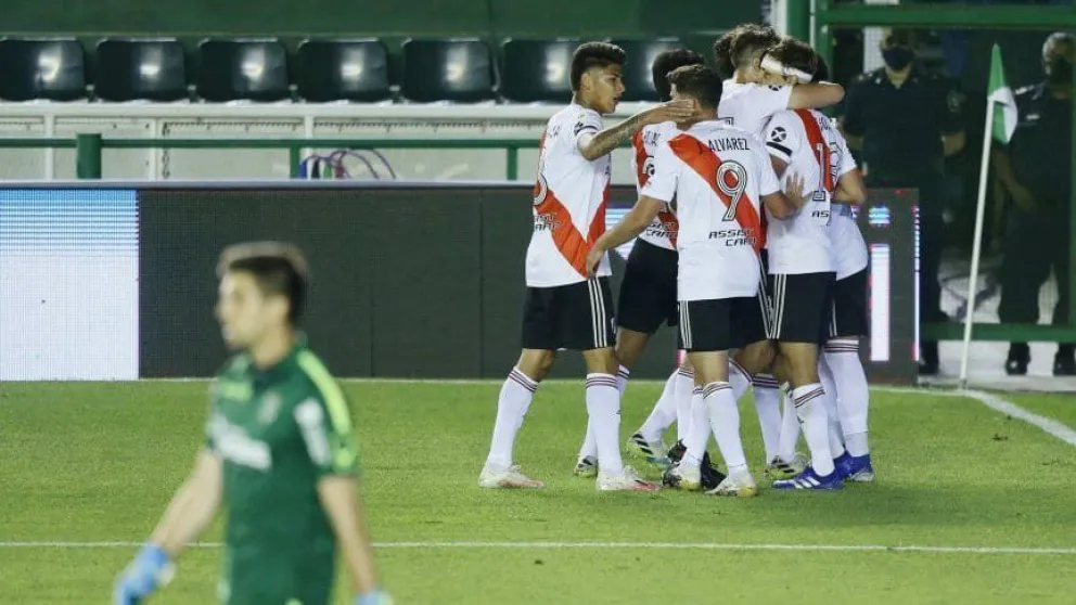 River quebró el invicto de Banfield y lo alcanzó en la cima del grupo