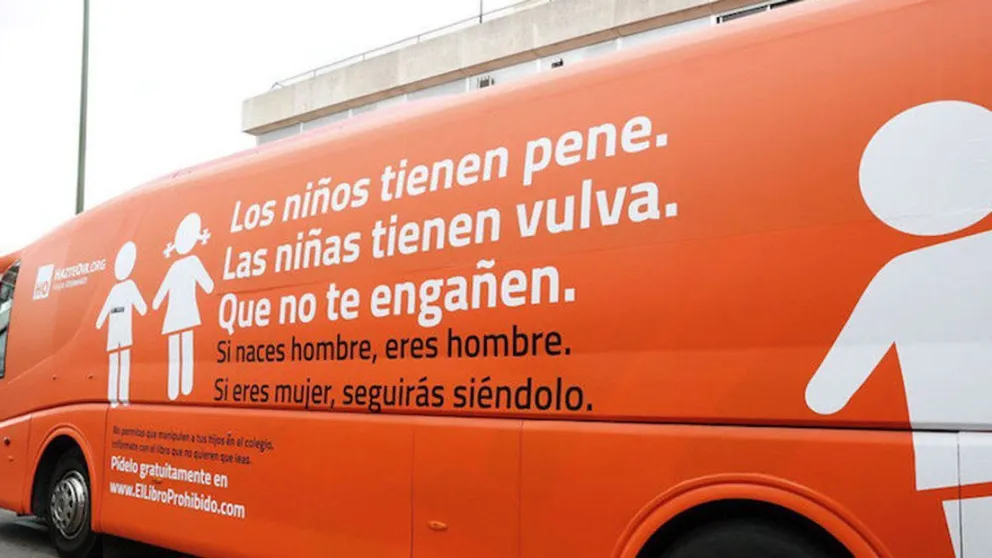 Indignación por un autobús con mensajes homofóbicos