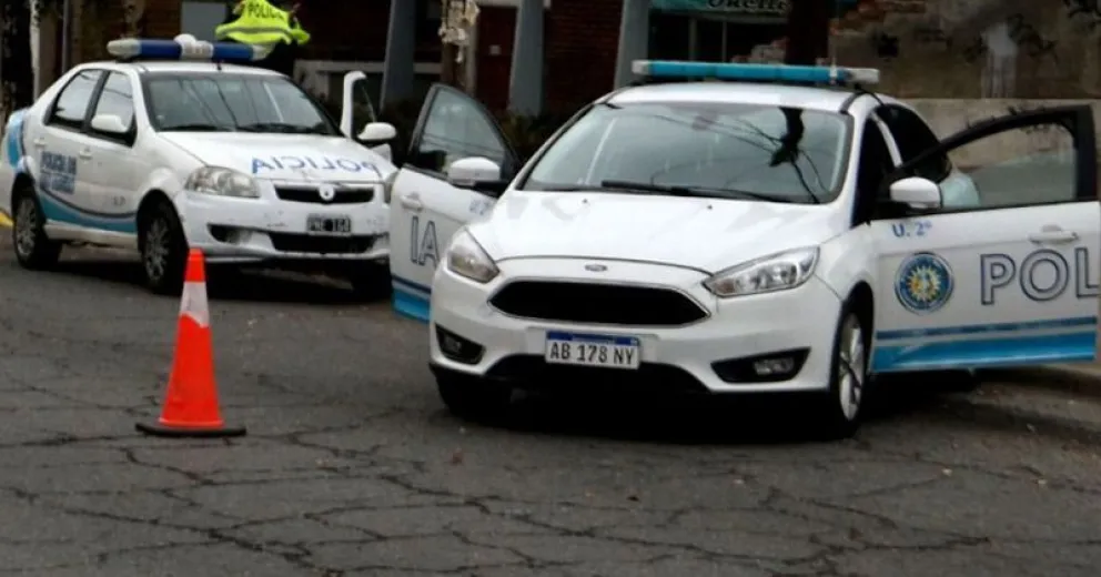 Consumían bebidas alcohólicas en un auto y se enfurecieron porque la Policía los interrumpió