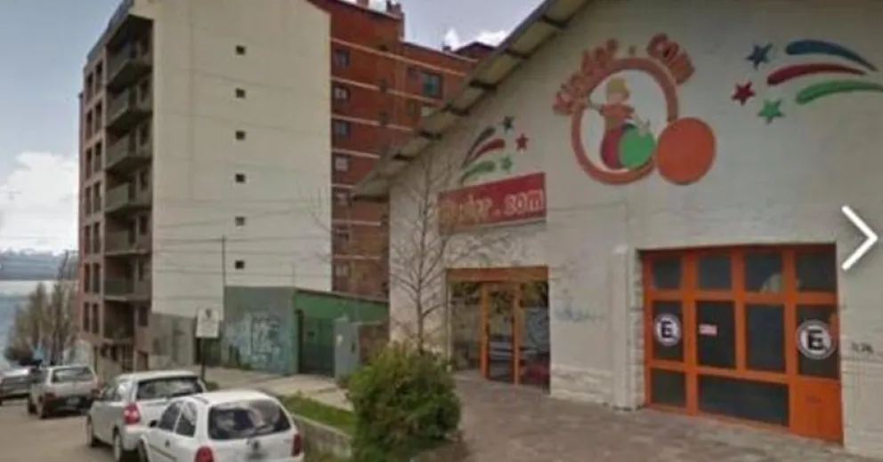 Kinder.com debe dejar el tradicional espacio de calle Frey