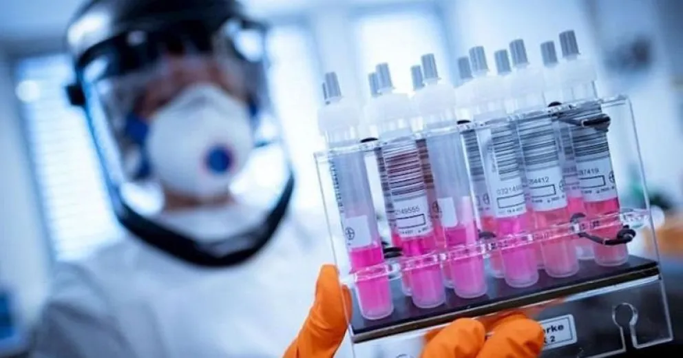 AstraZeneca y Oxford anunciaron que su vacuna tiene "una eficacia del 70%"