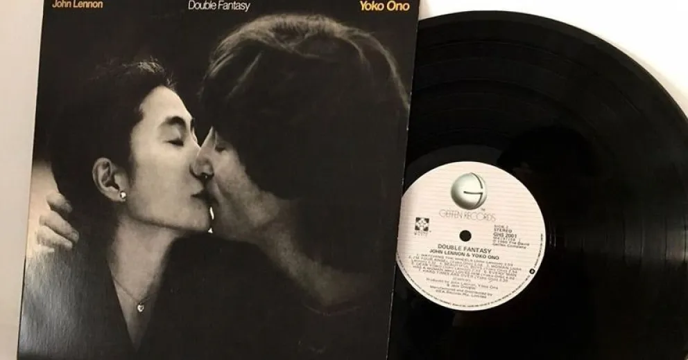 Subastan el disco que John Lennon le autografió a su asesino antes de morir