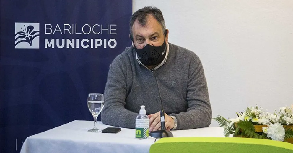 El intendente suspendió actividades previstas para la semana y desinfectarán el edificio municipal