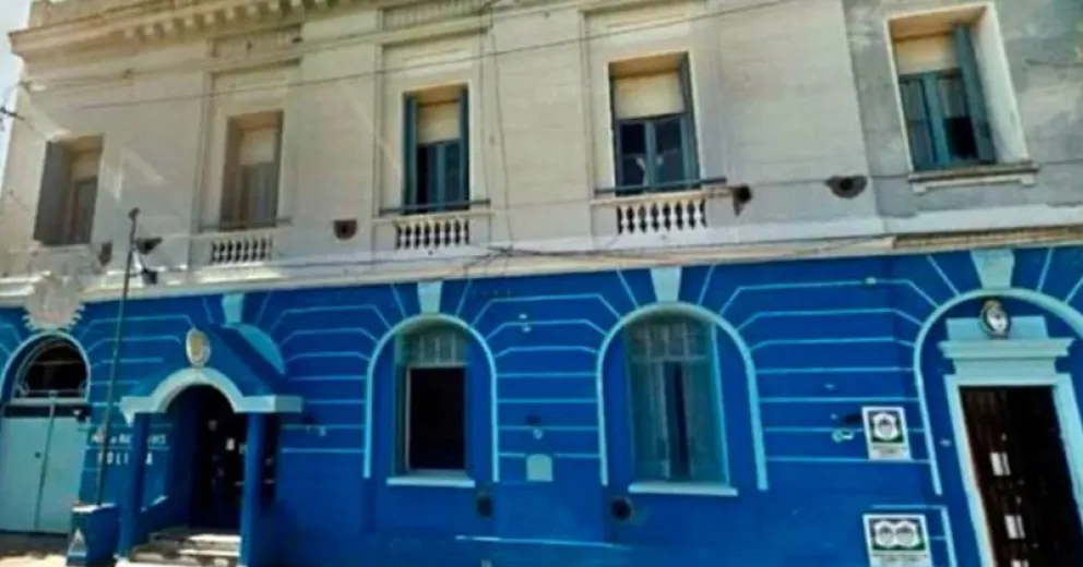 Adoptaron a dos niños africanos y los dejaron en una comisaría