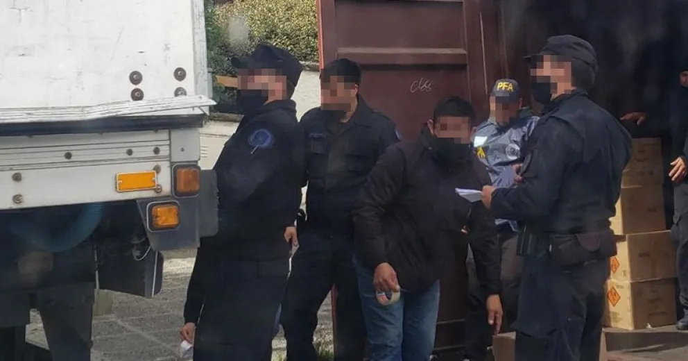 Secuestran mercadería ilegal en gran operativo de la Federal vinculado al contrabando