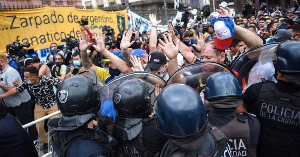 Hubo tensión, desborde y golpes en la despedida a Diego Maradona