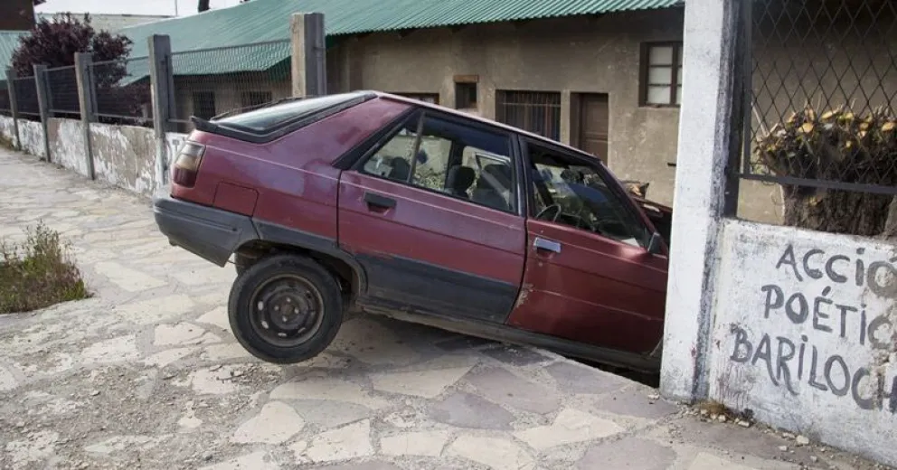 Se le fue el auto, rompió un portón y encima lo detuvieron