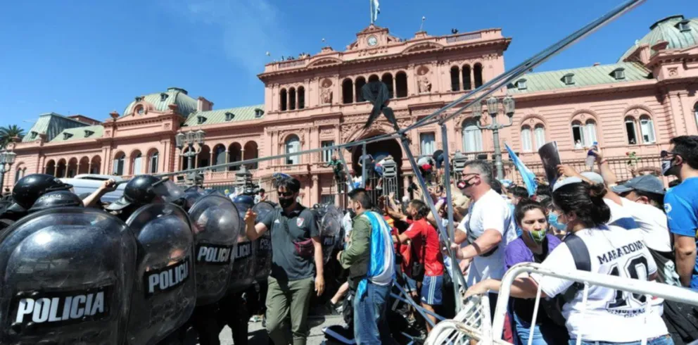 Incidentes entre la policía y la gente que quiere entrar al velatorio de Maradona