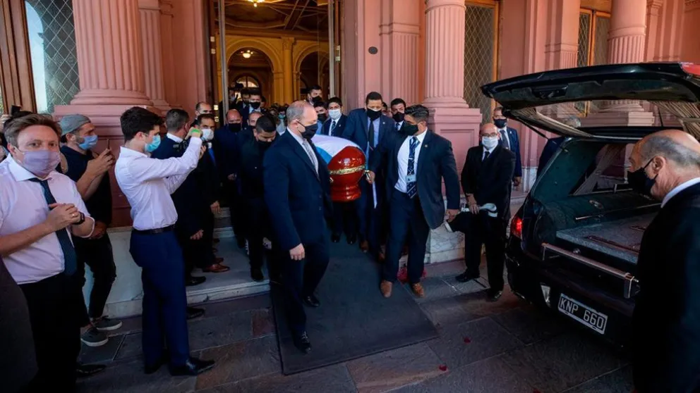 Último adiós a Maradona: trasladan su cuerpo al cementerio