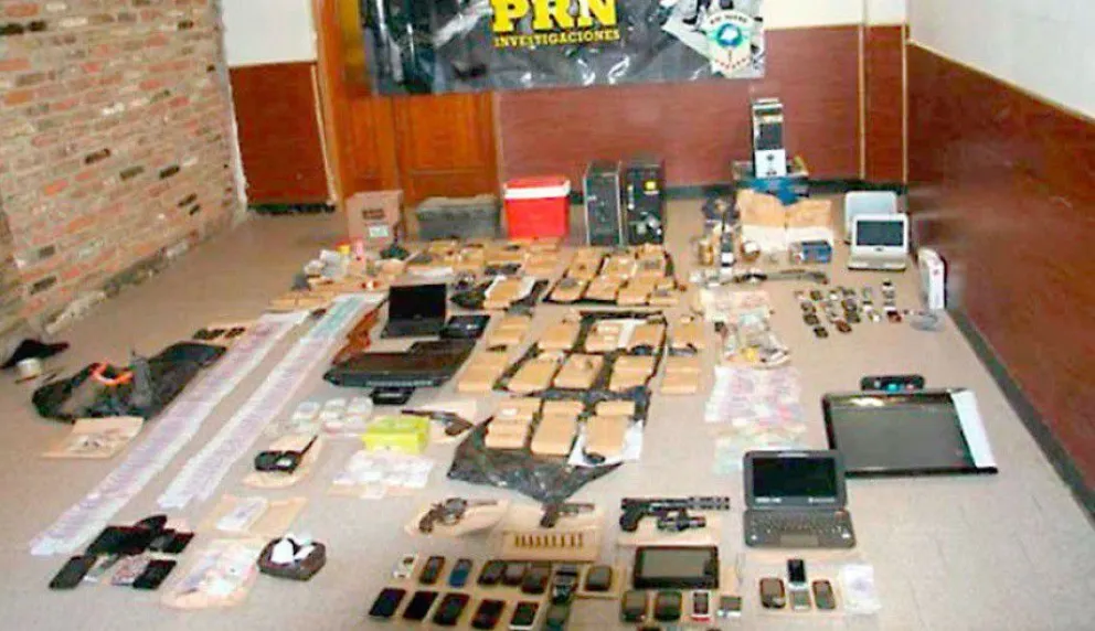 Más de 35 kilos de marihuana, armas, teléfonos, balanzas y handys policiales