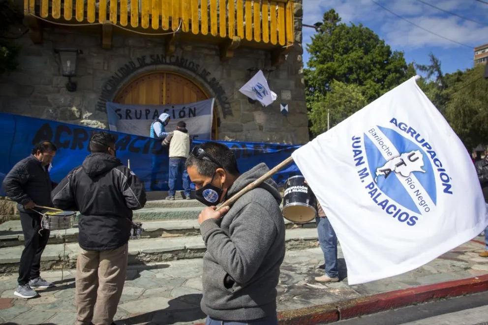 Choferes de Mi Bus reclamaron contra la empresa y el Municipio por el pago de los salarios