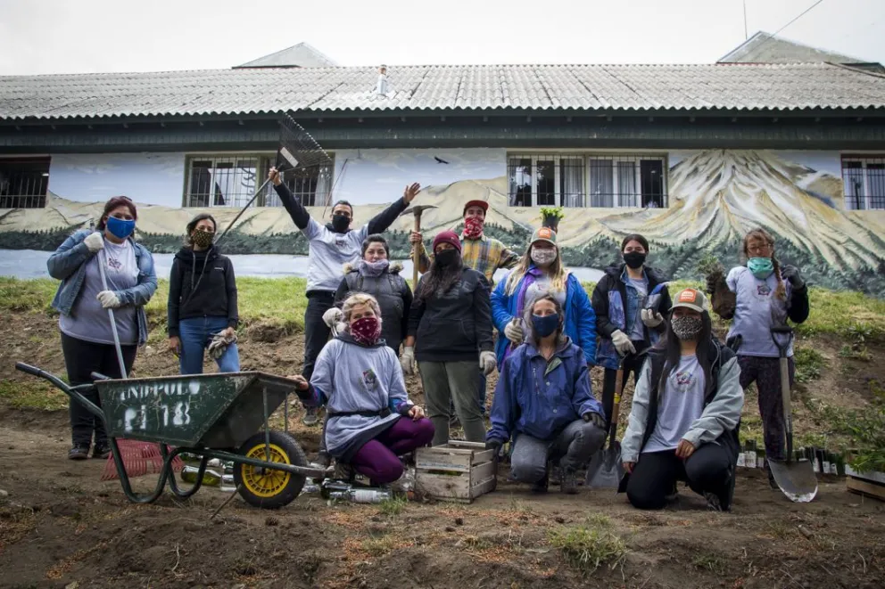 Jóvenes colmaron de plantas los espacios que usa el personal de salud para despejarse