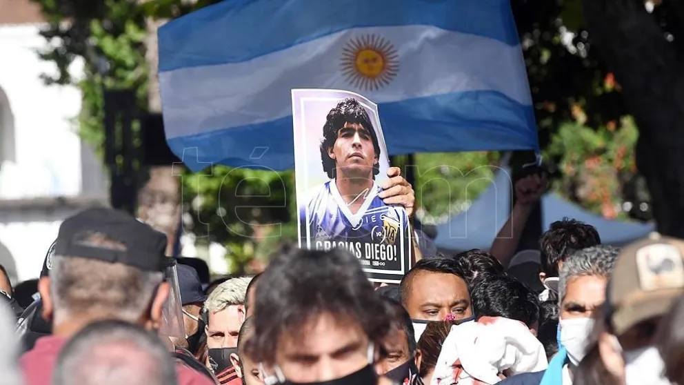 Se entregó el tercer hombre que se había fotografiado con el cuerpo de Maradona