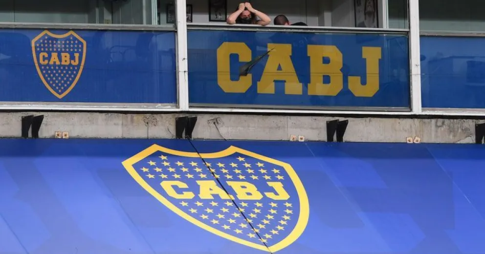 Emocionante: Boca homenajeó al "10" con el llanto de Dalma en el palco