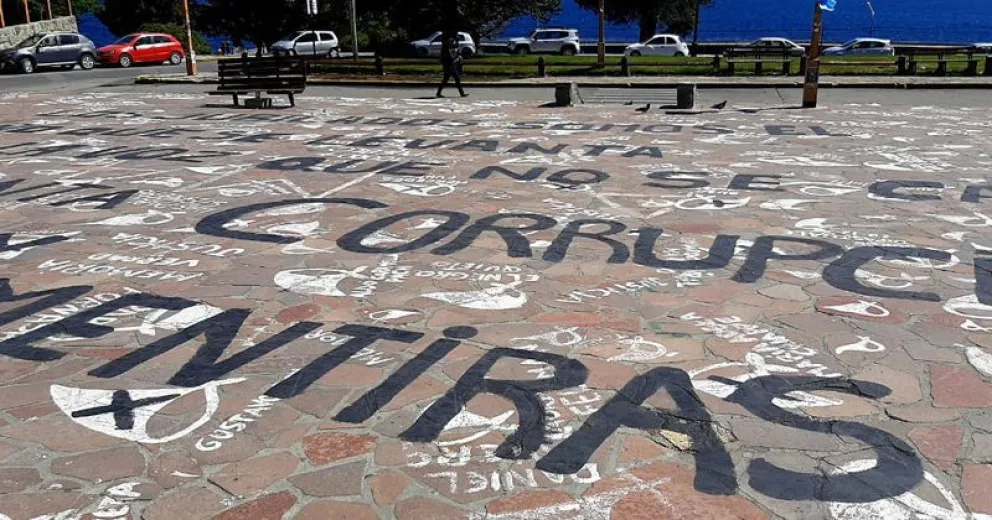 La APDH y Defensa de las Dos Vidas repudian pintadas en los pañuelos del Centro Cívico