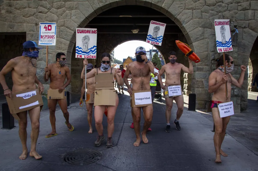 Los guardavidas se hicieron ver: marcharon por la Mitre casi desnudos y con “la cara de Gennuso”