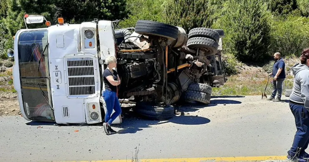 Un camión cargado con ripio volcó en Circunvalación