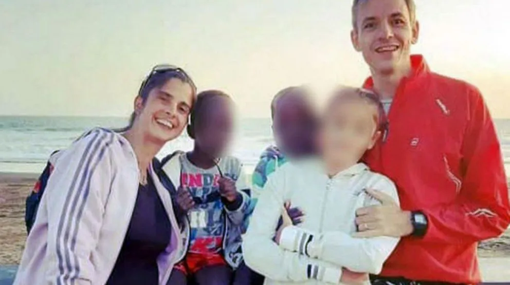 La pareja que abandonó a los mellizos africanos deberá mantenerlos
