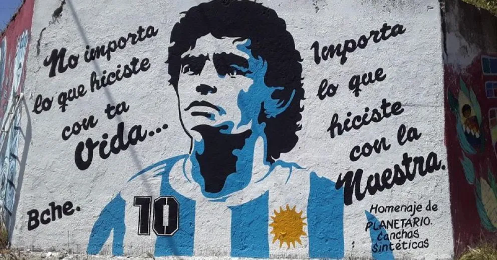 “Chelo” Pacheco homenajeó al 10 con un mural