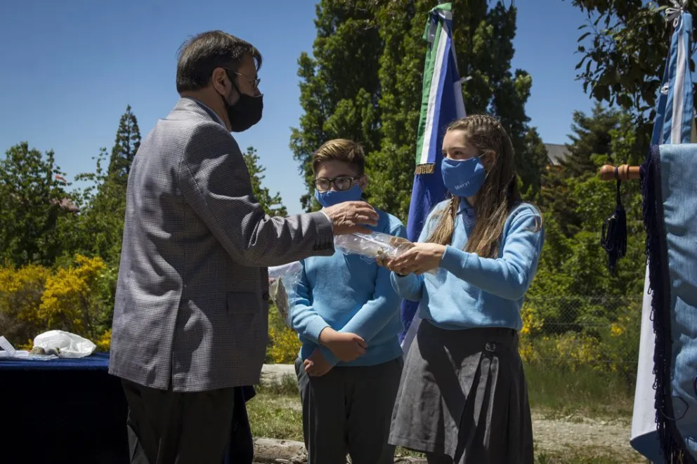 Emotivo egreso de la primera promoción de nivel primario del colegio Fasta