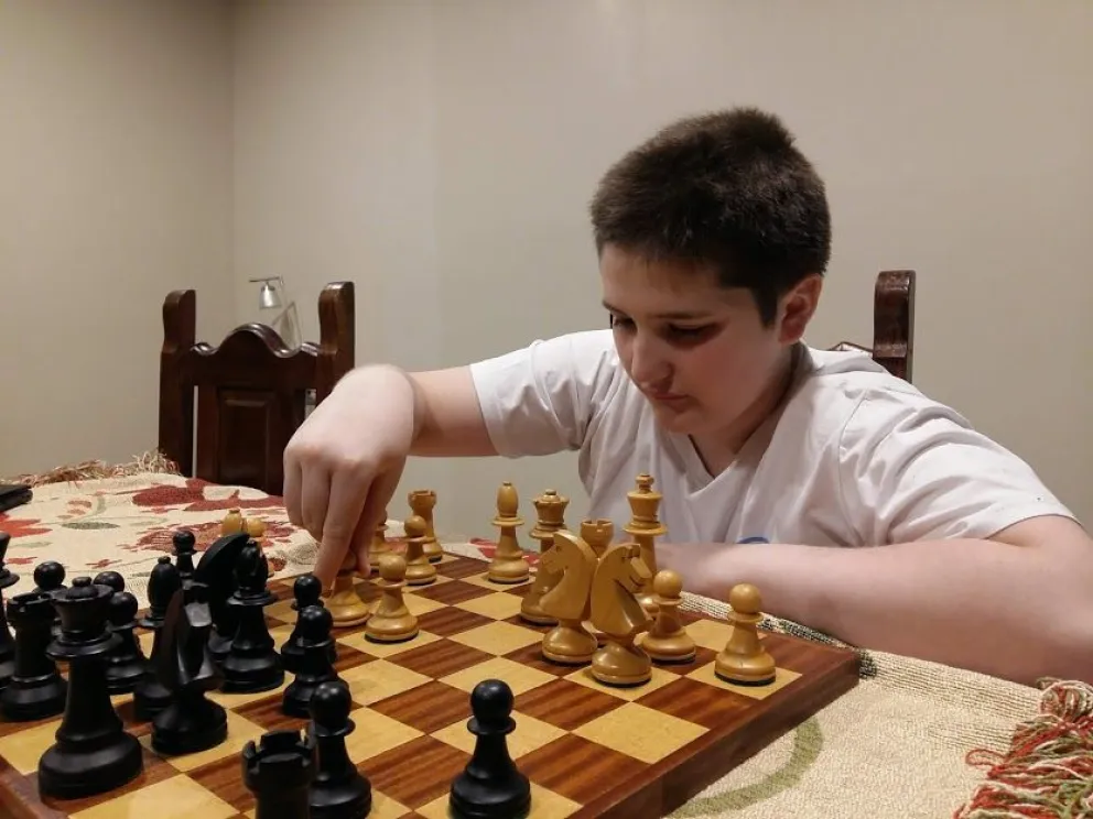 Matías, un pequeño que pone en jaque al que se le ponga enfrente