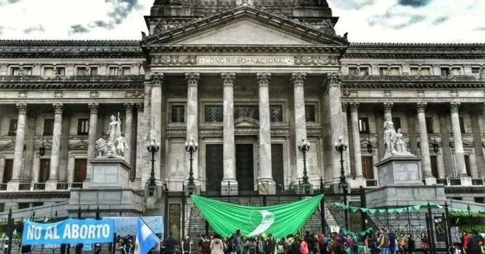 Aborto: sectores verdes y celestes convocan a una vigilia este martes