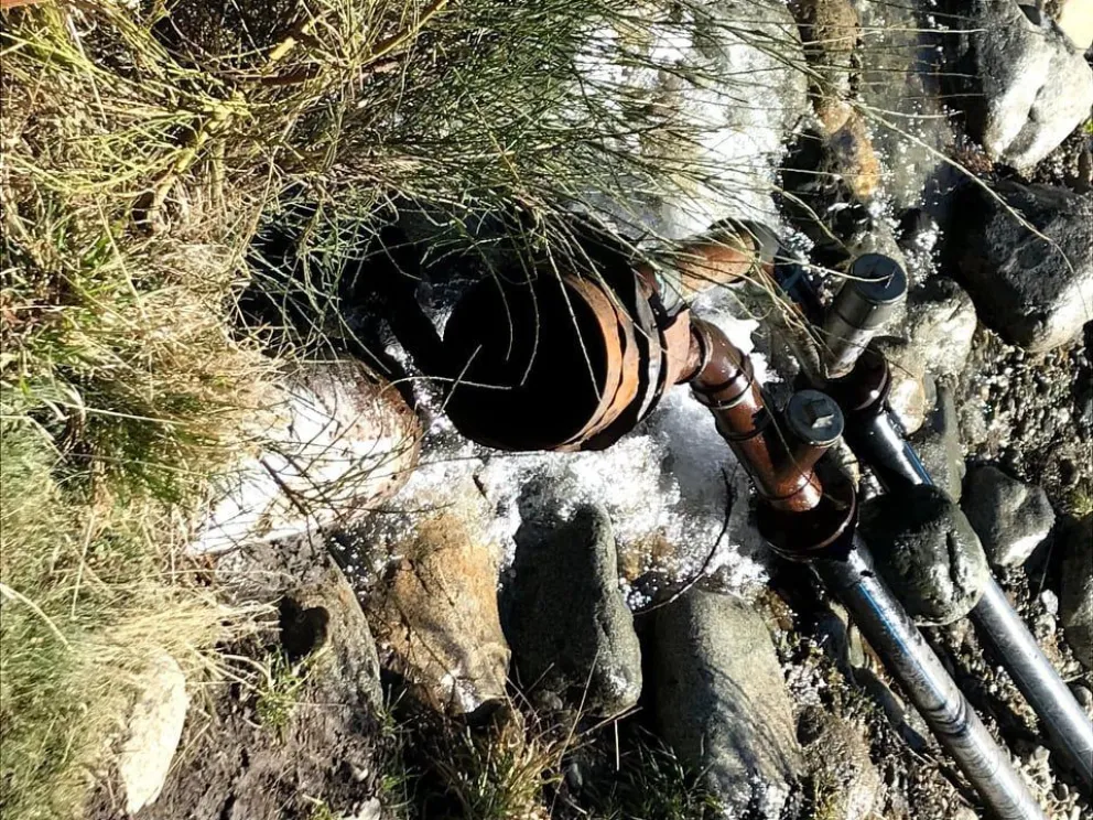 Vecinos del barrio Jockey Club casi no tienen agua, pero sobran las promesas